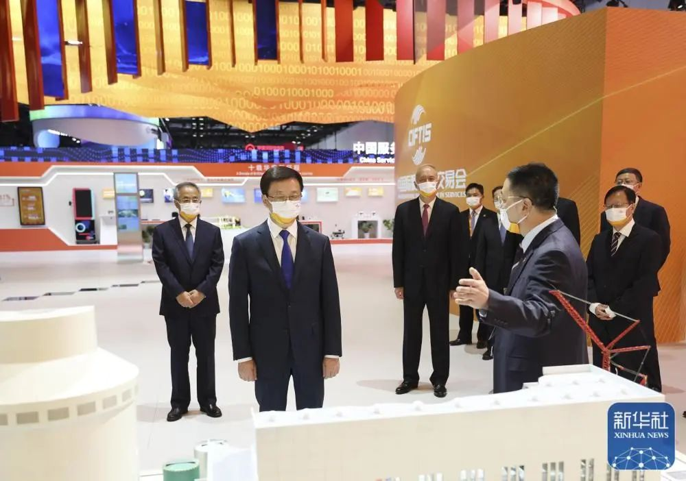 韓正巡視服貿會展館.png
