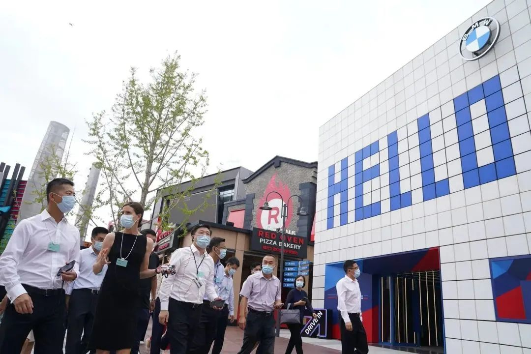 8月23日，“行走的達沃斯”組織跨國企業高管代表實地感受城市副中心發展變化、深入開展政企交流并達成多項合作協議。.png