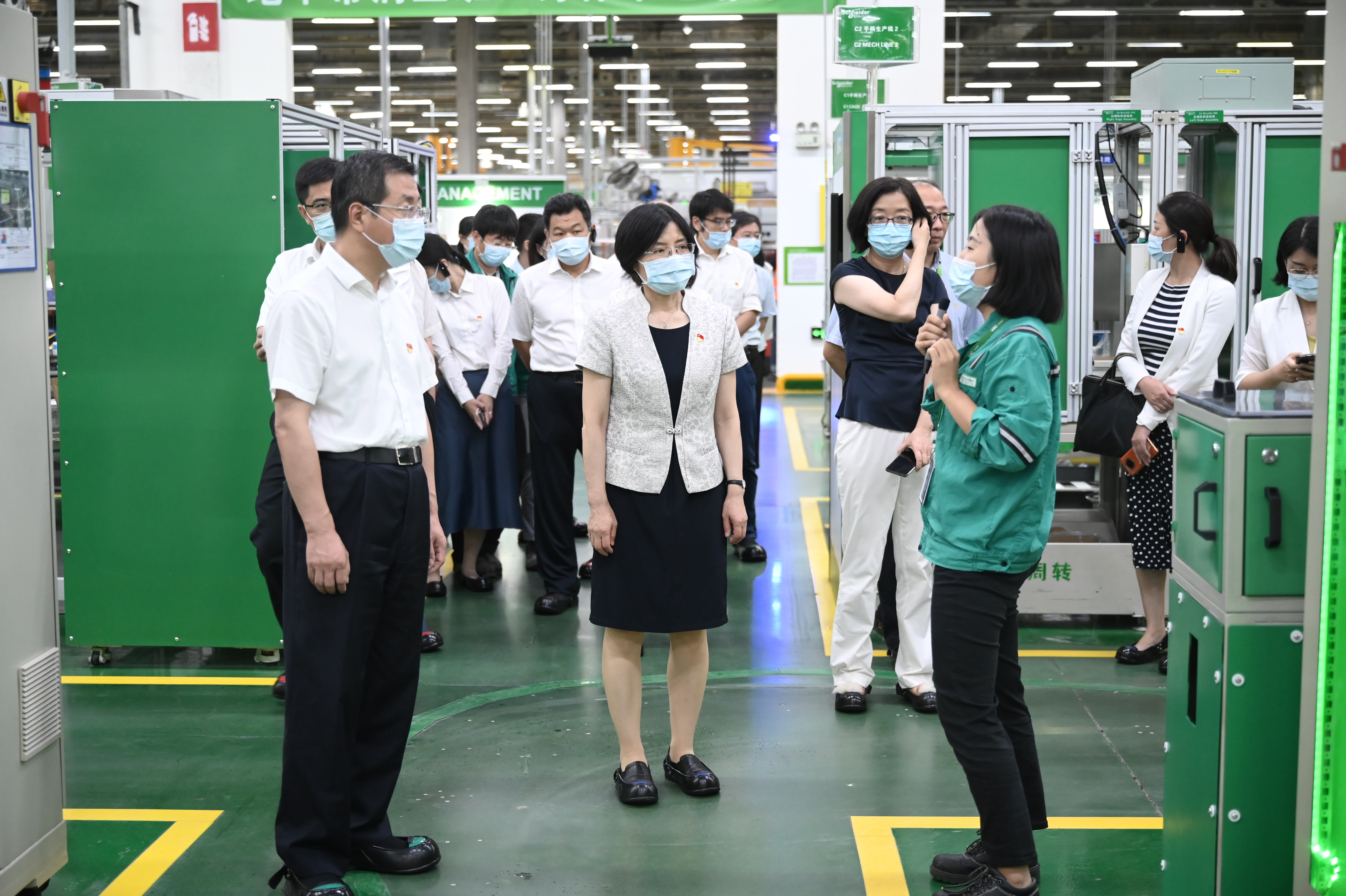 3、創新開展“我為群眾辦實事”活動  為經開區定制外事服務包.jpeg